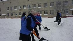 Волонтеры помогают расчищать дорожки  от снега